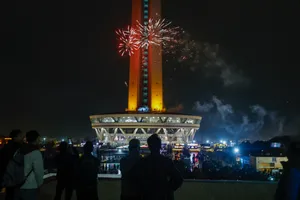 مراسم نورافشانی و ندای تکبیر در  شب ۲۲ بهمن در استان تهران و سراسر ایران اسلامی