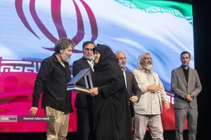 تجلیل از همسر شهید نیما رجب پور با حضور پیمان جبلی رییس سازمان صدا و سیما در مراسم بزرگداشت شهدای رسانه در نبرد با رژیم صهیونیستی