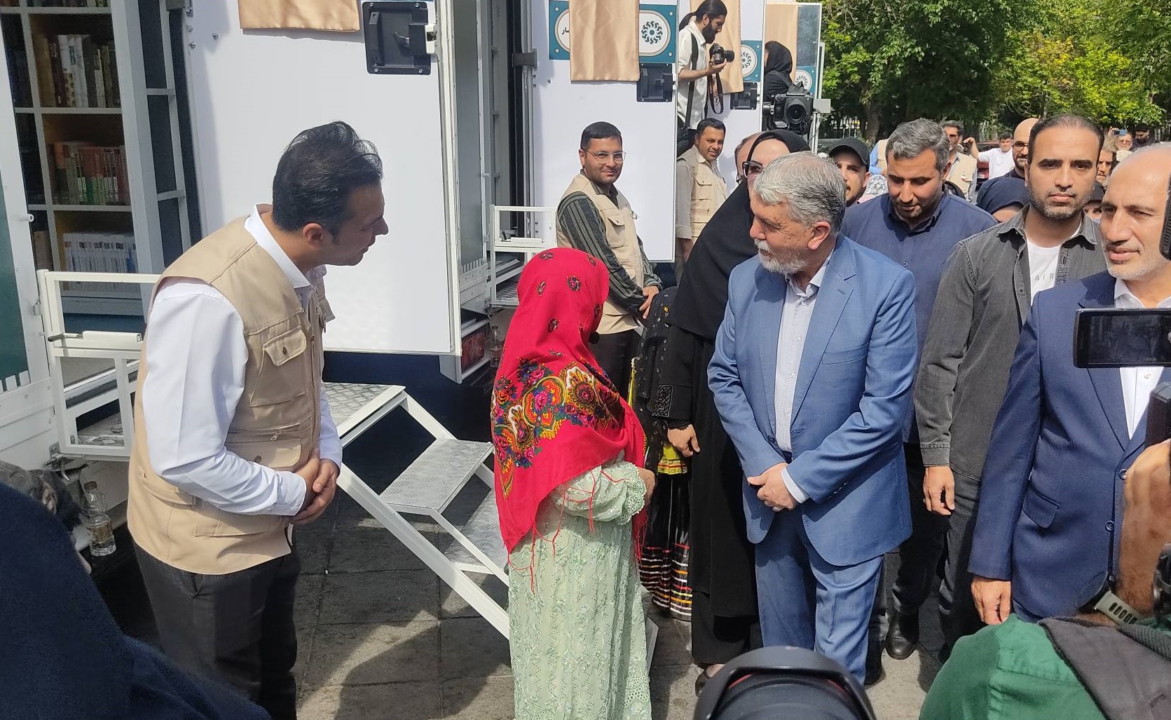 آیین بهره‌برداری از ۱۰ دستگاه خودروی کتابخانه عمومی سیار برگزار شد