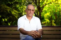 نادر فلاح با نمایش «رقص پا» همراه شد