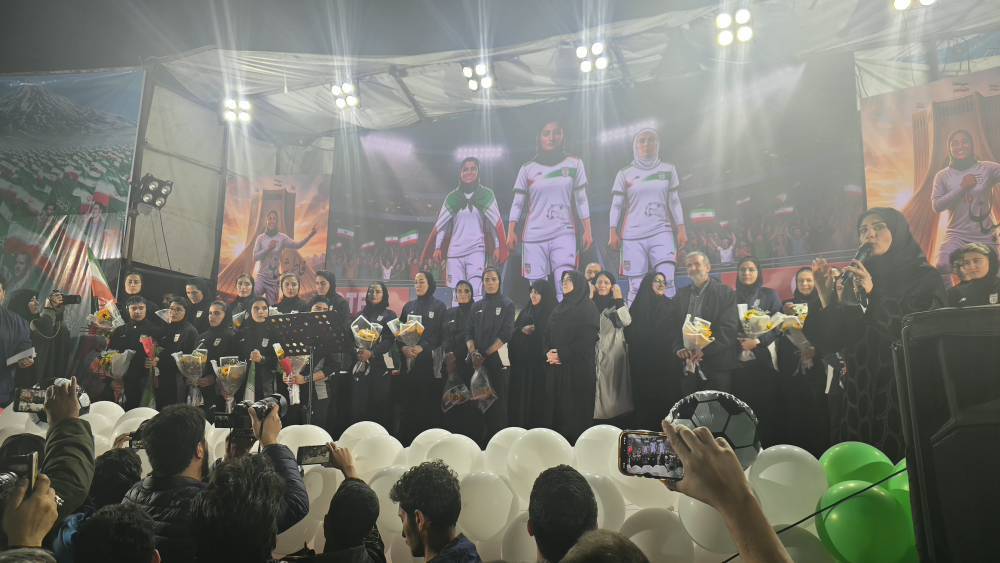 استقبال مردم از بانوان وطن در میدان ولیعصر/اهدای تندیس آرش به اعضای تیم ملی بانوان+عکس