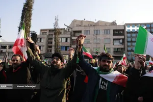 بیعت مردم با آیت&zwnj;الله سید مجتبی خامنه&zwnj;ای سومین رهبر جمهوری اسلامی ایران