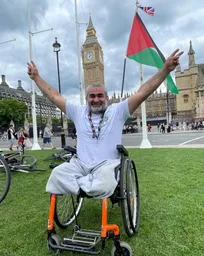 از گلاسگو تا غزه با ویلچر/ قربانی جمایت شیمیایی صدام سفر خود را آغاز می‌کند