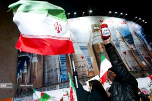 وداع با شهدای ناوشکن دنا و حمایت از نیروهای مسلح