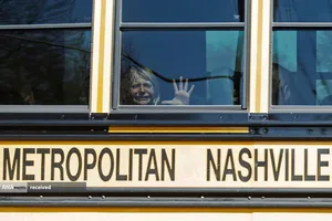 مادر سوگوار کودک کشته شده در اثر تیراندازی در مدرسه کووننت شهر نشویل، تنسی آمریکا