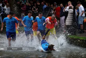 مسابقه فوتبال در رودخانه ویندراش در گلاسترشایر، انگلستان