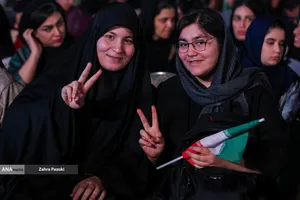 رونمایی از مجسمه &laquo;زانو زنندگان برابر ایران&raquo; در میدان انقلاب اسلامی