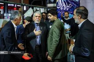 پرچم&zwnj;داری وزیر ارشاد در چهاراه ولیعصر(عج)