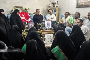 دیدار خادمیاران و یاوران رضوی با خانواده شهید محسن خاکساری