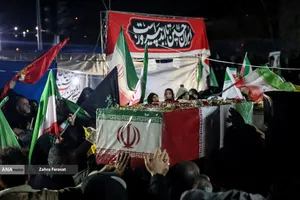 وداع با پیکر شهدای ناوشکن دنا در میدان دریاچه