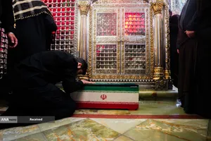 اقامه نماز بر پیکر مطهر رهبر شهید امّت در حرم مطهر حضرت امیرالمؤمنین(ع) 