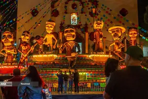 بازدیدکنندگان از نمایش روز مردگان به افتخار کارگردان فقید مکزیکی روبرتو گومز بولانوس در خارج از کلیسای جامع در سانتیاگو ایالت نوو لئون، مکزیک