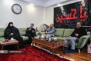 دیدار طهورا نوروزی مدیرعامل بنیاد عفاف و حجاب و حسن فارسی جوکار مدیر گروه رسانه دانشگاه انقلاب اسلامی با خانواده نخبه شهید علی حیدرزاده