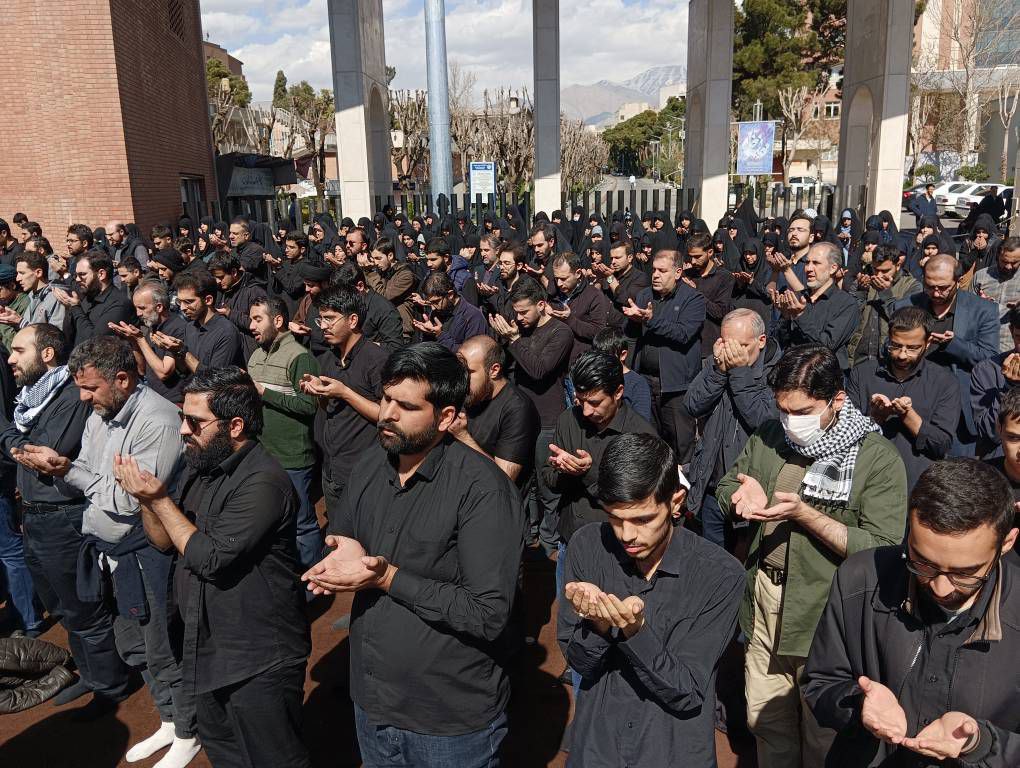 تعدادی از دانشجویان دانشگاه شریف مقابل سردر دانشگاه نماز جماعت خواندند