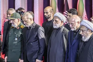 ادای احترام سران سه قوه ، مقامات و مسئولان به پیکر امام شهید 