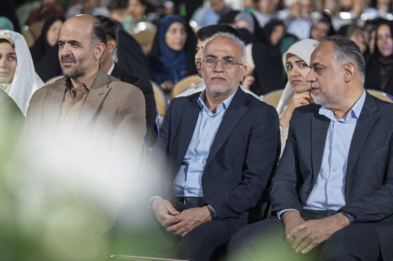 امام خمینی(ره) با وجود جایگاه والای سیاسی هنگام عبور همسرشان از مقابلشان تمام‌قد می‌ایستادند