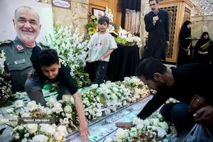 اجتماع مردم کنار مزار شهید سپهبد سلامی در ایام اربعین فرمانده دلاور سپاه اسلام