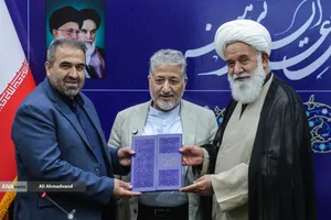 دکتر بیژن رنجبر رئیس دانشگاه آزاد اسلامی و آیت&zwnj;الله علی اکبر رشاد رئیس هیئت حمایت از کرسی های نظریه پردازی و سیدمحمود هاشمی معاون علوم انسانی و هنر دانشگاه آزاد اسلامی