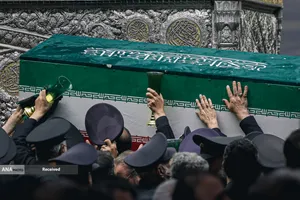 مراسم طواف پیکر رهبر شهید انقلاب بر گرد ضریح مطهر امام رضا(ع)