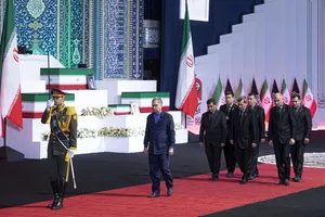 ادای احترام مقامات و مسئولان خارجی به پیکر امام شهید 