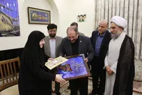 دیدار معاون فرهنگی دانشگاه آزاد با خانواده و مادر شهیدان پاکپور