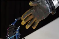 جلد روبوتي ذكي يحاكي الجهاز العصبي البشري ويمنح الروبوتات إحساسًا بالألم