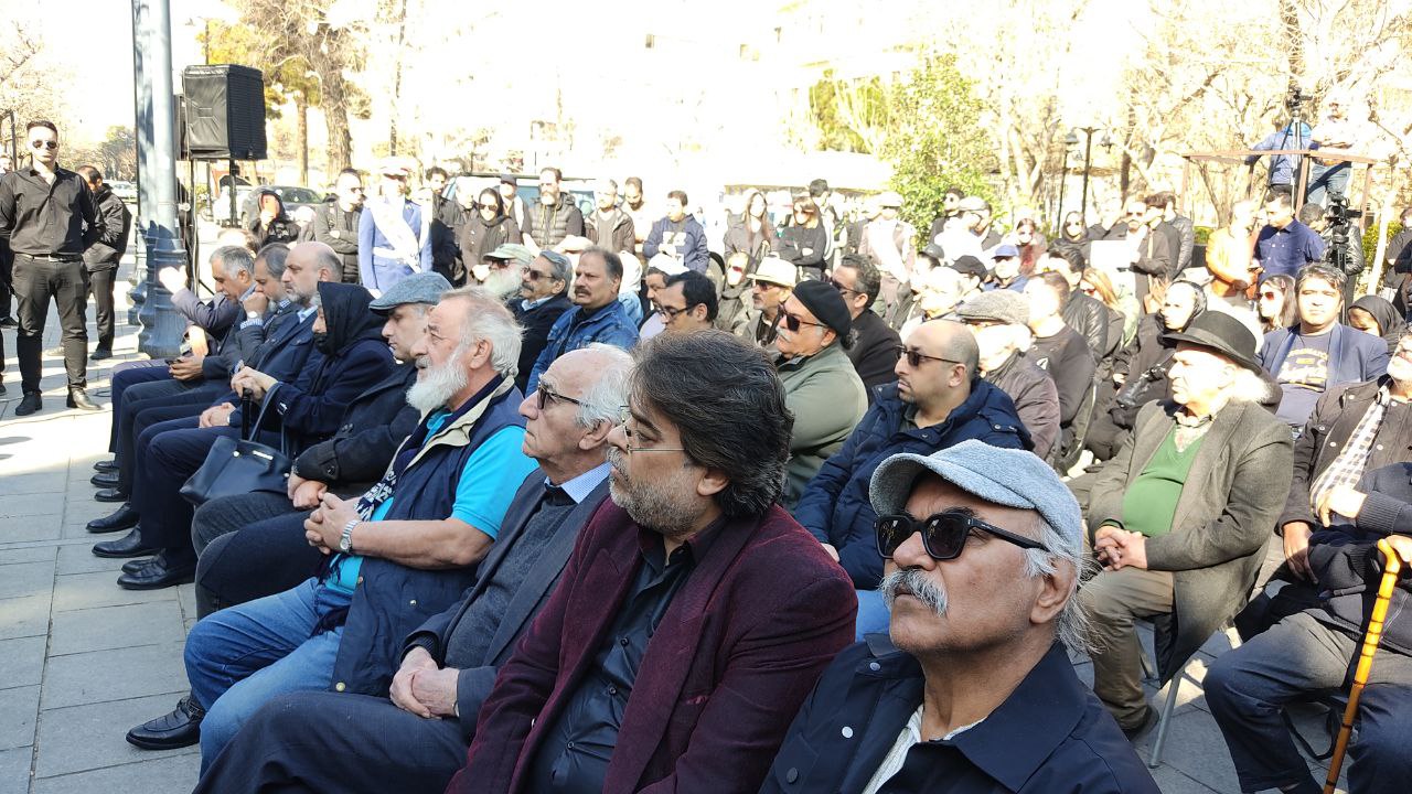 تشییع پیکر عنایت بخشی در میان اندوه همکاران و دوستداران هنر+ فیلم تشییع پیکر عنایت بخشی در میان اندوه همکاران و دوستداران هنر+ فیلم