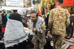 تجلیل از خانواده شهدا در مراسم بیستمین یادواره ۸۴ شهید محله نبرد تهران 