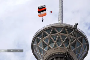  پرش چتربازان از برج میلاد به مناسبت ۱۲ فروردین 