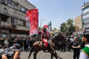 آیین خیمه سوزان عاشورا در چهارراه گلوبندک تهران
