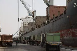 تلاش شبانه روزی بنادر کشور برای تداوم زنجیره تأمین کالا