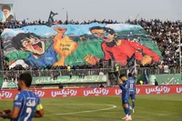 خوش و بش رضاییان با نیمکت پرسپولیس/ اعتراض حیدری و طاهری نسبت به تصمیم‌های داور