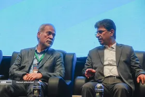محمدهادی عسگری رئیس انجمن مدیریت کسب و کار ایران و محمدرضا حمیدی زاده عضو هیات علمی دانشگاه شهید بهشتی در چهارمین کنفرانس بین المللی اقتصاد و مدیریت کسب و کار