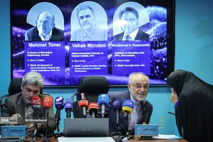 علی اکبر صالحی رئیس کارگروه علمی جایزه مصطفی(ص) و مهدی صفاری&zwnj;نیا مدیرعامل بنیاد علم و فناوری مصطفی&zwnj;(ص)