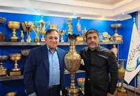 اهدای کاپ نایب‌قهرمانی به تیم کشتی استقلال