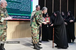 اعطای نشان فداکاری به خانواده&zwnj;های پنج شهید ارتش توسط سرلشکر سیدعبدالرحیم موسوی فرمانده کل ارتش 