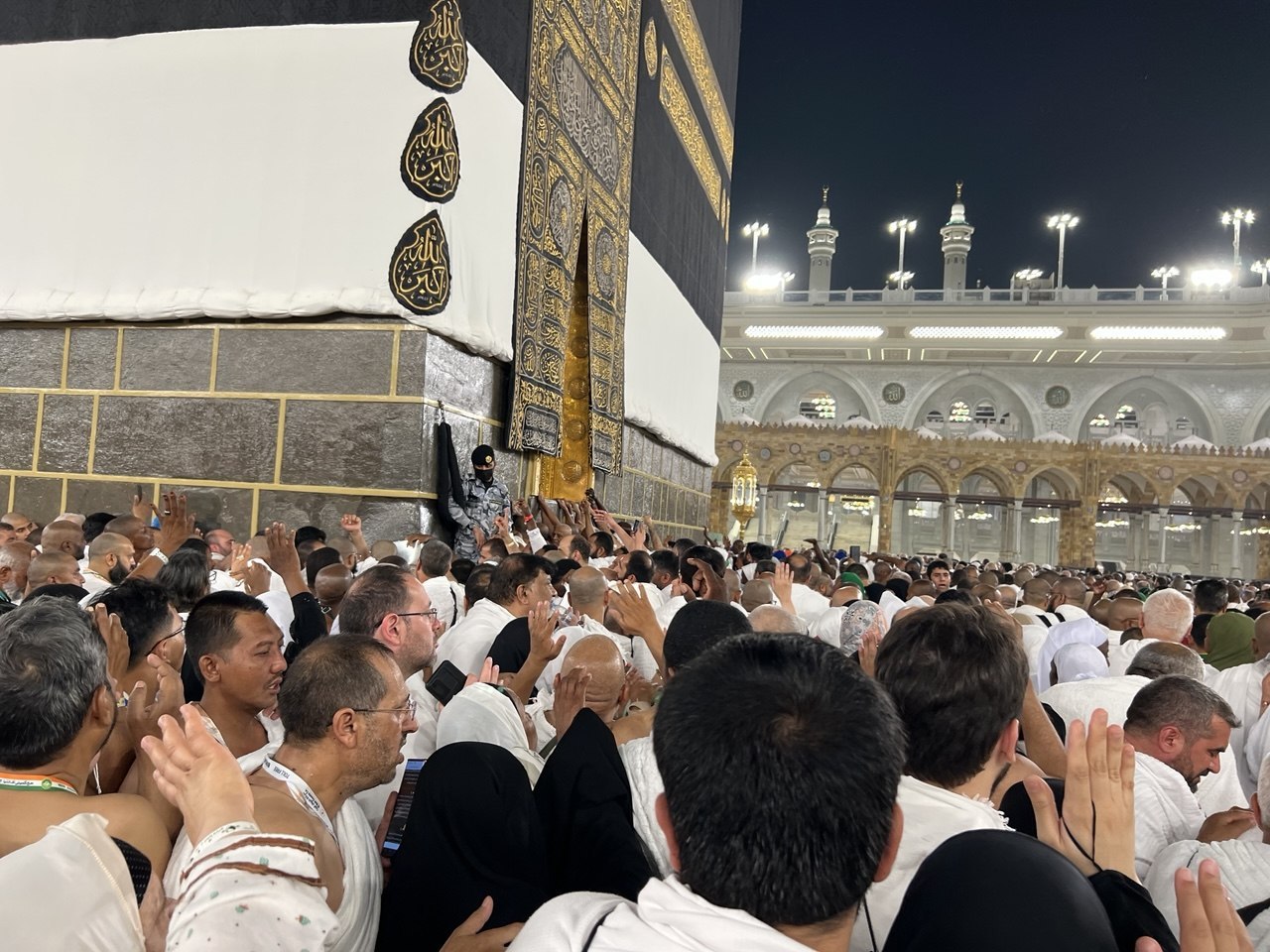 «میعادگاهِ خاک و افلاک؛ تجلی بندگی در شبِ دحوالارض» +عکس و فیلم