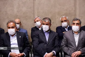 قائد الثورة الاسلامية لدى استقباله  جمعا من علماء وخبراء ومسؤولي قطاع الصناعة النووية في البلاد