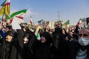 بیعت مردم با آیت&zwnj;الله سید مجتبی خامنه&zwnj;ای سومین رهبر جمهوری اسلامی ایران