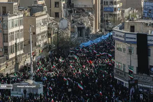 بیعت مردم با آیت&zwnj;الله سید مجتبی خامنه&zwnj;ای سومین رهبر جمهوری اسلامی ایران