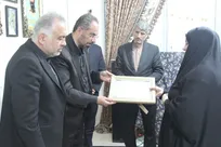 تقدیم مدرک افتخاری شهید بسحاق به خانواده معظم این شهید