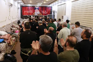 پیاده روی زائرین اربعین حسینی به یاد رهبر شهید انقلاب