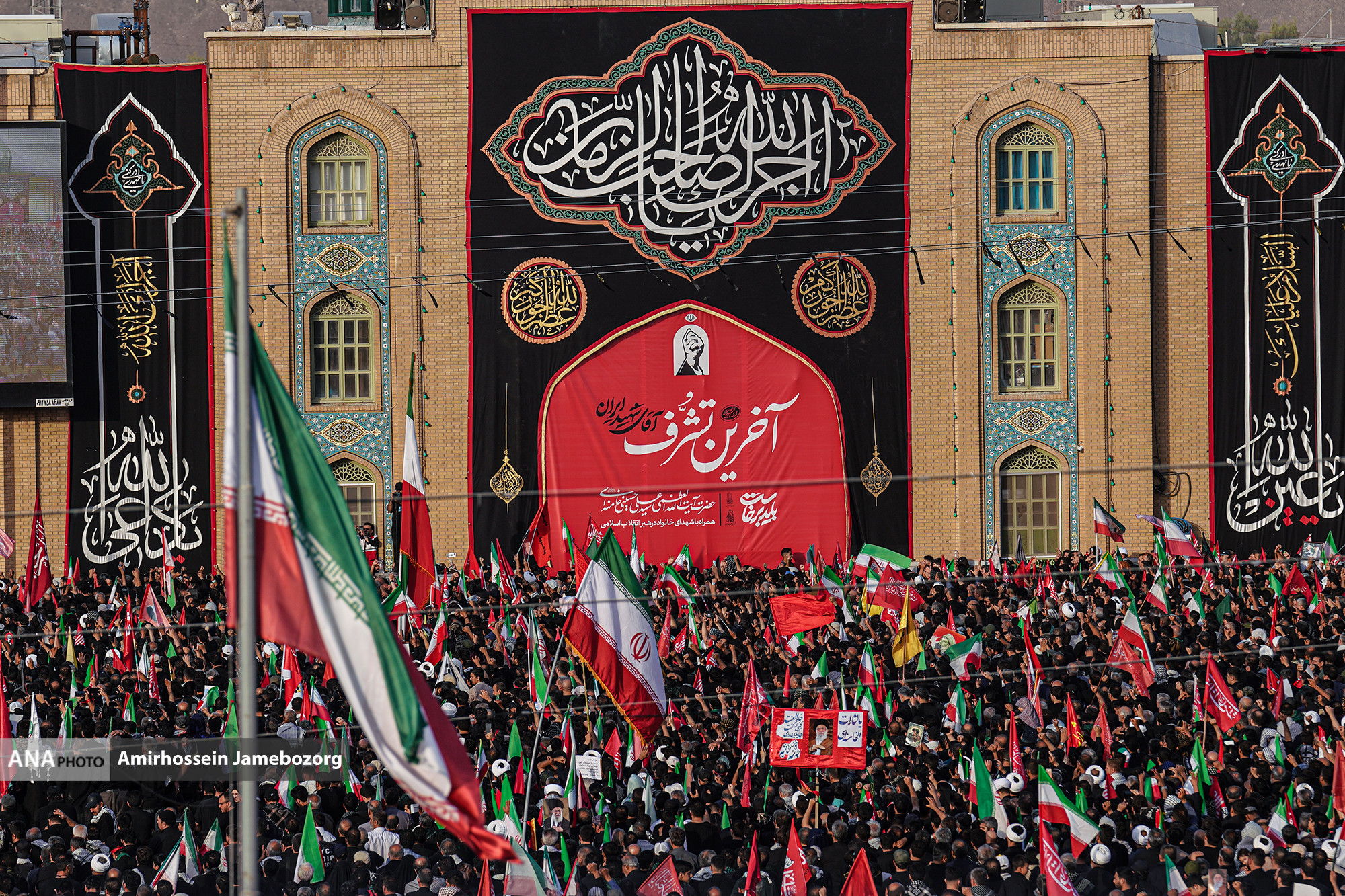 شور حسینی در روز وداع با رهبر شهید در مسجد جمکران و حرم حضرت معصومه(ع)