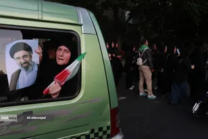 حرکت مردم عزادار بسمت مصلی تهران برای وداع با رهبر شهید انقلاب