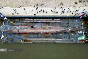 حرکت شناور حامل زیردریایی از کار افتاده آلمانی در دوران جنگ جهانی دوم در آخرین سفر خود به موزه تکنیک اسپایر در نایمگن