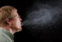 اگر جلوی عطسه‌تان را بگیرید ممکن است دنده‌تان بشکند!