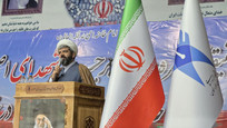 استقبال مادر ۸ شهید خانواده با پرچم انقلاب اسلامی؛ این روحیه تکرار اخلاص مادران شهدای دفاع مقدس است