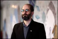 هنرمند میهن پرست در کنار میهن خود ایستاده است