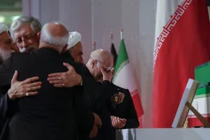 ادای احترام مقامات به رهبر شهید