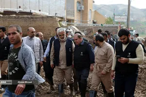 کمک رسانی شهید محمدمهدی طهرانچی دانشمند هسته ای در مناطق سیل زده لرستان پلدختر در سال 1398 همراه گروه های جهادی